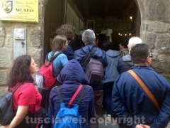 Turisti in fila per entrare al museo