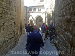 Turisti in fila per entrare al museo