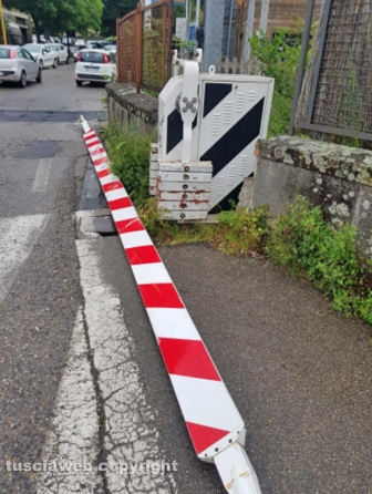 Abbattuta sbarra del passaggio a livello