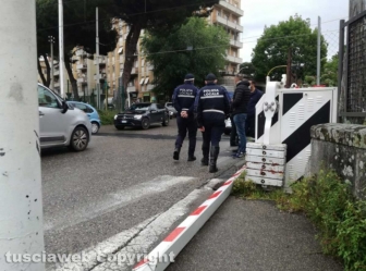 Abbattuta sbarra del passaggio a livello