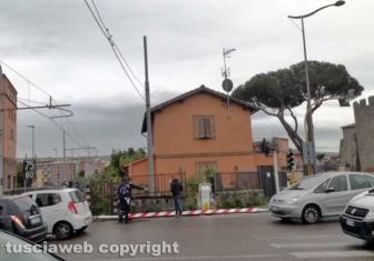 Abbattuta sbarra del passaggio a livello