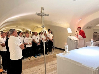 Città del Vaticano - Accensione fiaccola Lux Rosae