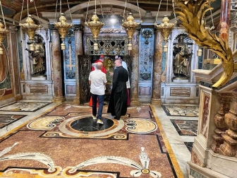 Città del Vaticano - Accensione fiaccola Lux Rosae