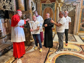 Città del Vaticano - Accensione fiaccola Lux Rosae