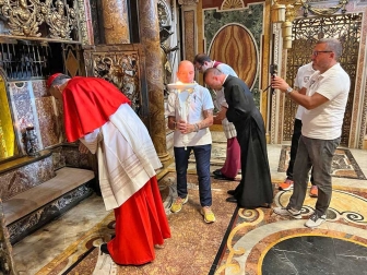 Città del Vaticano - Accensione fiaccola Lux Rosae