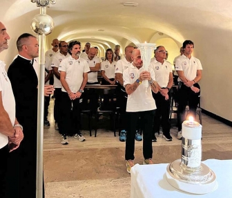 Città del Vaticano - Accensione fiaccola Lux Rosae