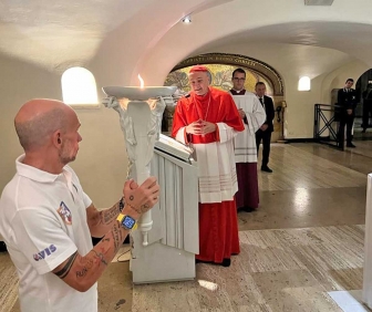 Città del Vaticano - Accensione fiaccola Lux Rosae