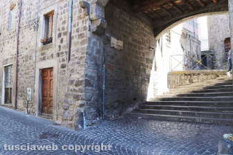 Aggressione nel centro storico di Viterbo - Due giovani accoltellati in via Valle Piatta