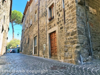 Aggressione nel centro storico di Viterbo - Due giovani accoltellati in via Valle Piatta