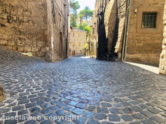 Aggressione nel centro storico di Viterbo - Due giovani accoltellati in via Valle Piatta