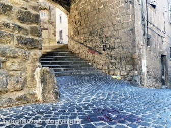 Aggressione nel centro storico di Viterbo - Due giovani accoltellati in via Valle Piatta