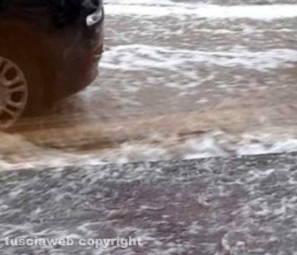 Viterbo - Strade allagate e tombini intasati in via Carlo Cattaneo