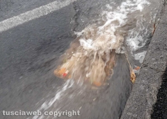 Viterbo - Strade allagate e tombini intasati in via Carlo Cattaneo