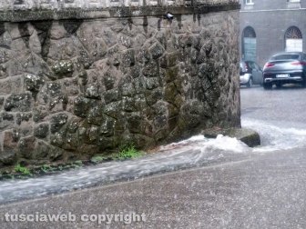 Montefiascone - Forte acquazzone, strade allegate e tombini intasati