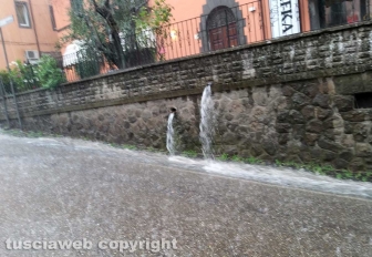 Montefiascone - Forte acquazzone, strade allegate e tombini intasati