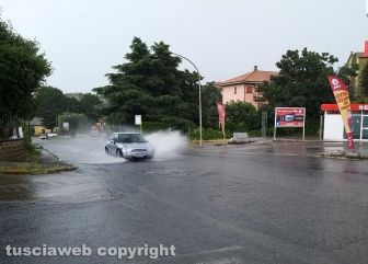 Montefiascone - Forte acquazzone, strade allegate e tombini intasati