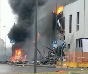 San Donato Milanese - Aereo precipita su un edificio