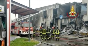 San Donato Milanese - Aereo precipita su un edificio, l'intervento dei Vigili del fuoco