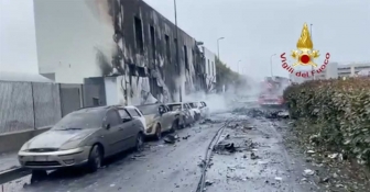 San Donato Milanese - Aereo precipita su un edificio, l'intervento dei Vigili del fuoco