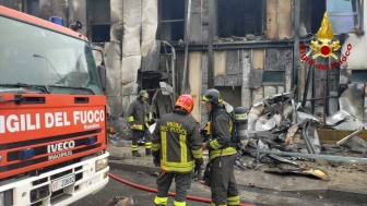 San Donato Milanese - Aereo precipita su un edificio