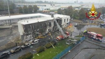 San Donato Milanese - Aereo precipita su un edificio