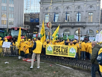 Bruxelles - Agricoltori in protesta davanti all'Europarlamento