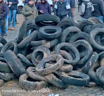 Bruxelles - Agricoltori in protesta - Pila di pneumatici
