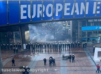 Bruxelles - Agricoltori in protesta davanti all'Europarlamento