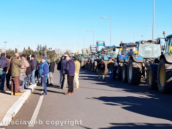 Viterbo - Agricoltori in protesta lungo la Cassia nord