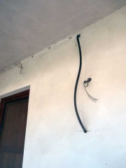Punti luce incompleti e pareti rovinate