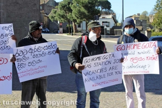 Viterbo - La manifestazione della comunità srilankse contro il presidente Gotabaya Rajapaksa