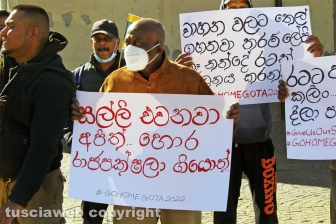 Viterbo - La manifestazione della comunità srilankse contro il presidente Gotabaya Rajapaksa