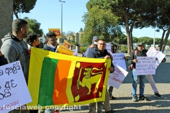 Viterbo - La manifestazione della comunità srilankse contro il presidente Gotabaya Rajapaksa