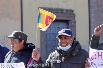 Viterbo - La manifestazione della comunità srilankse contro il presidente Gotabaya Rajapaksa