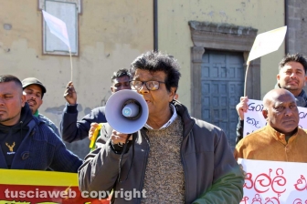 Viterbo - La manifestazione della comunità srilankse contro il presidente Gotabaya Rajapaksa