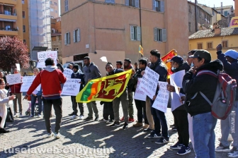 Viterbo - La manifestazione della comunità srilankse contro il presidente Gotabaya Rajapaksa