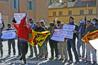 Viterbo - La manifestazione della comunità srilankse contro il presidente Gotabaya Rajapaksa