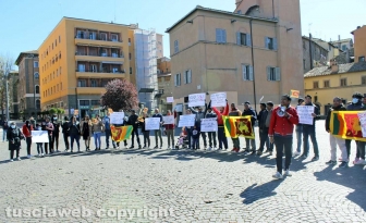 Viterbo - La manifestazione della comunità srilankse contro il presidente Gotabaya Rajapaksa