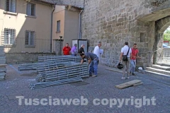 I lavori per la costruzione del ponteggio