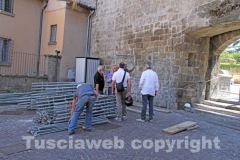 I lavori per la costruzione del ponteggio