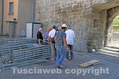 I lavori per la costruzione del ponteggio