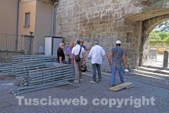I lavori per la costruzione del ponteggio