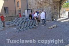 I lavori per la costruzione del ponteggio