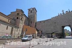 I lavori per la costruzione del ponteggio