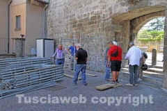 I lavori per la costruzione del ponteggio