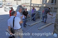 I lavori per la costruzione del ponteggio