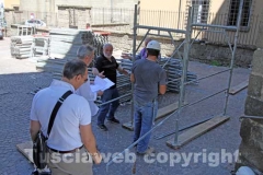 I lavori per la costruzione del ponteggio
