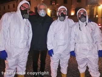 Viterbo - Al via la sanificazione delle strade della città - Il sindaco Giovanni Arena con gli addetti ai lavori