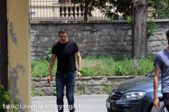 Viterbo - Alessandro Gassman durante le riprese della fiction "Tutto un altro mondo"