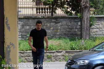 Viterbo - Alessandro Gassman durante le riprese della fiction "Tutto un altro mondo"